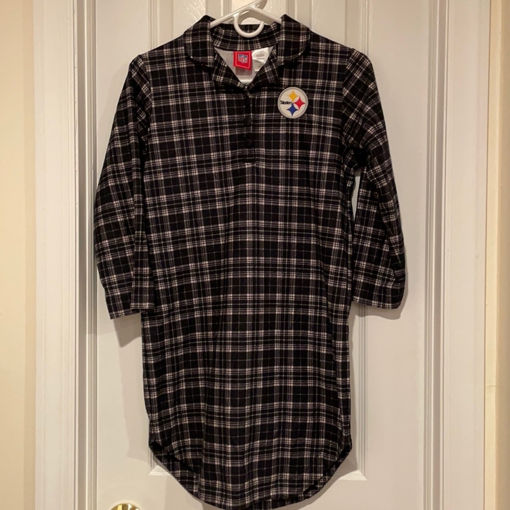 ❤️❤️ A cozy Vintage black and white authentic NFL Steelers night shirt